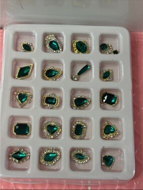 Emerald Green Crystal flat back  Set with Gold Trim - nail art